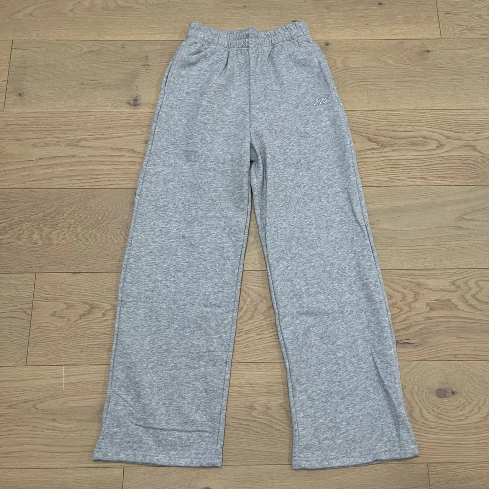 ALO Yoga Unisex Gray Zip-Up Hoodie and Jogger Set - Picture 11 of 16